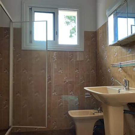 Maison Individuelle à Avec Terrasse Et Jardin - Fr-1-336-73 *